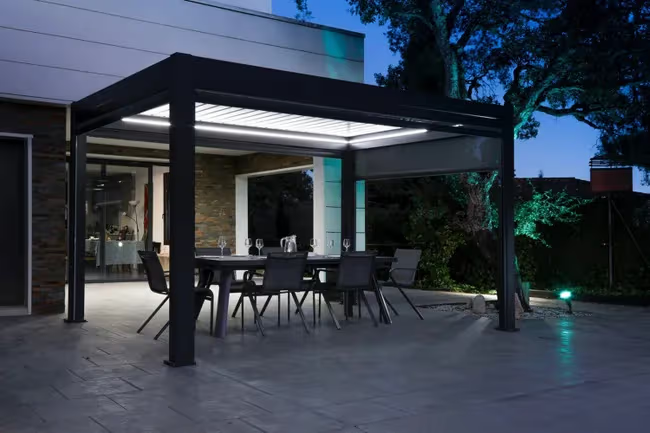 Pergola bioclimatique solaire en aluminium Anémone et intégralement équipée – Image 2